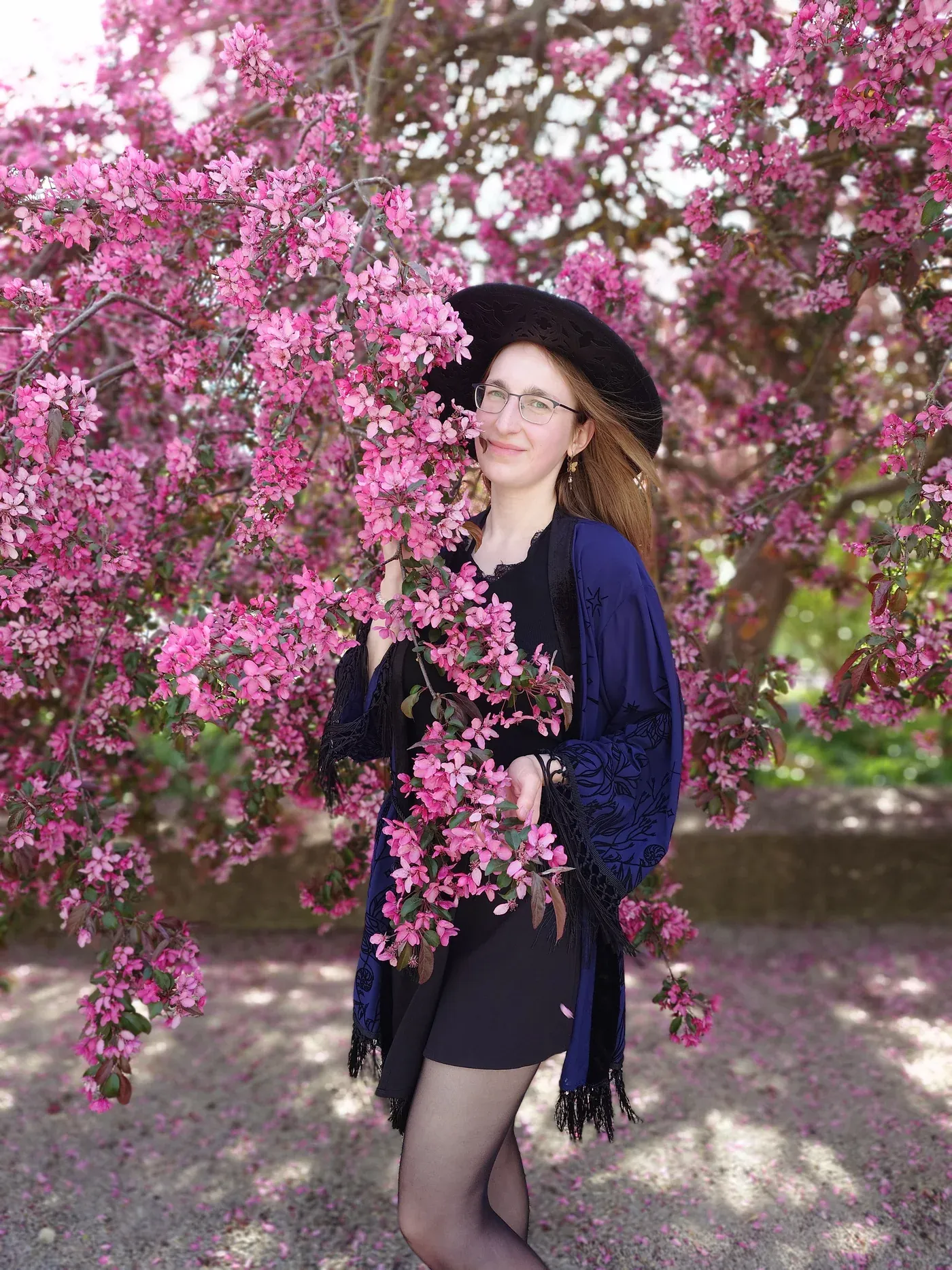Lucienne König lächelnd zwischen rosa Blüten